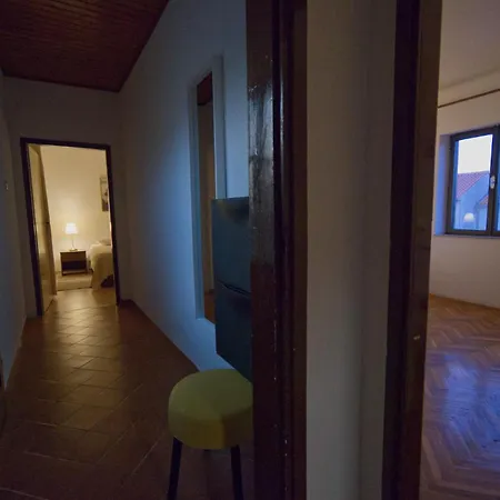 Poli Sterne, Two And Pet Friendly Apartment