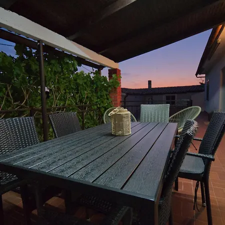 Apartment Poli Sterne, Two And Pet Friendly Rakalj