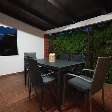 Apartment Poli Sterne, Two And Pet Friendly Rakalj