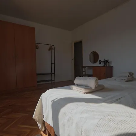 Poli Sterne, Two And Pet Friendly *