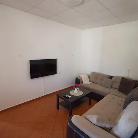 Poli Sterne, Two And Pet Friendly Apartment *