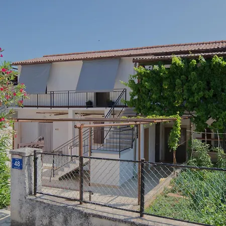 Poli Sterne, Two And Pet Friendly