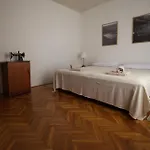 Poli Sterne, For Family And Pet Friendly