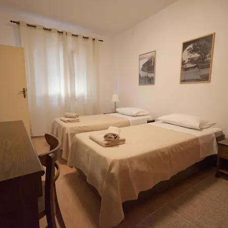 Poli Sterne, For Family And Pet Friendly *