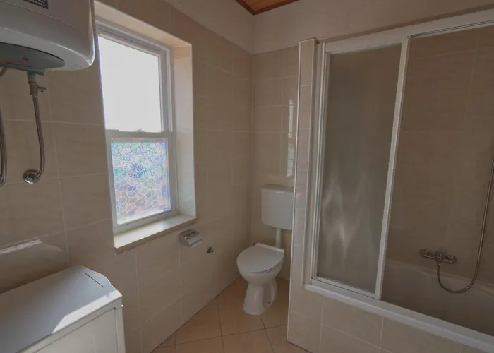 Poli Sterne, For Family And Pet Friendly 아파트 Rakalj